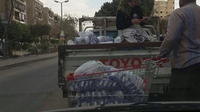 بالصور.. تهريب كميات من السكر بإحدى السلاسل التجارية