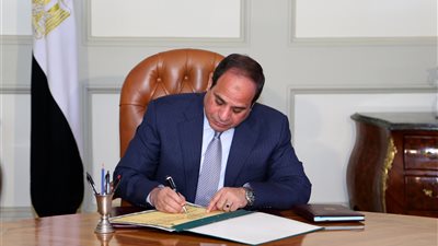 السيسي يخصص 6 قطع أراضٍ للاستصلاح الزراعي.. 360 فدانا بمطروح لصالح القوات المسلحة.. 15 أخرى لإنشاء منطقة تجارية لوجستية في قنا.. 3 قرارات للمنفعة العامة.. وقطعتان لإقامة مشروعات خدمية بأسوان