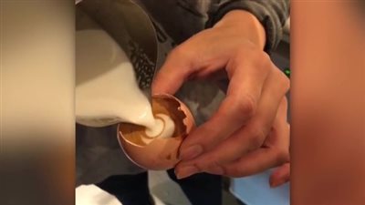 بالفيديو.. مقهى يقدم قهوة إسبريسو في قشر البيض