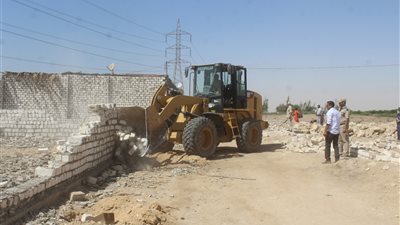 بالصور.. إزالة تعديات على 1445 فدانا من أراضي الدولة ببني سويف