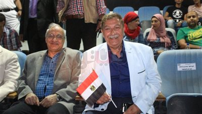 بالصور.. محافظ الإسماعيلية ومدير الأمن يدعمان مصر من المدرجات