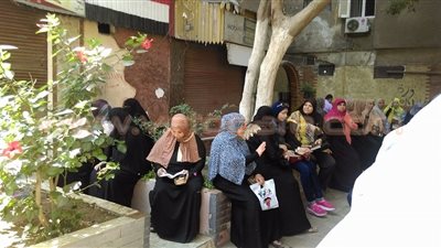 بالصور.. أولياء أمور ينتظرون أبناءهم بالمصاحف أمام مدرسة بالزيتون