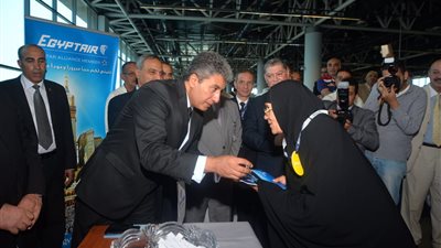 بالصور.. «مصر للطيران» تحتفل بتوديع أول أفواج الحج من مطار القاهرة.. شريف فتحي: تقديم خدمة متكاملة للحجاج.. «الأوقاف»: حملة دعوية للتعريف بمناسك الحج بصالات السفر.. ووزير التخطيط ي