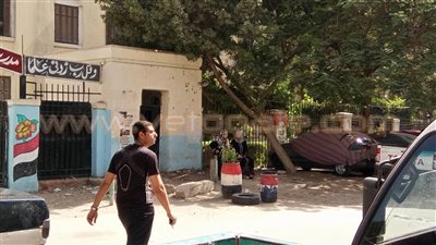 أولياء الأمور يفترشون الرصيف أمام لجنة «المعادي العسكرية»