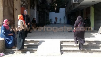 بالصور.. ترقب وقلق أهالي طلاب الثانوية أمام لجنة النقراشي بالحدائق