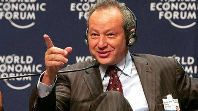 نجيب ساويرس يحتفل بهدف صلاح في مرمى الكونغو