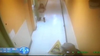 بالفيديو والصور.. مسن يحاول استدراج طفلة لحمام الرجال