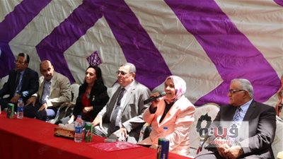 بالصور.. محافظ الفيوم يسلم السيدات الريفيات بطاقات الرقم القومي