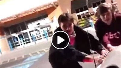 بالفيديو.. سقوط مروع لشابين حاولا استعراض مهاراتهما في التزلج