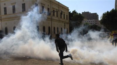 مجهولون يشعلون المولوتوف أمام الجامعة الأمريكية