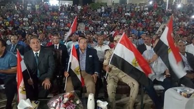 بالصور.. محافظ ومدير أمن سوهاج يرفعان علم مصر بعد أول هدف للمنتخب