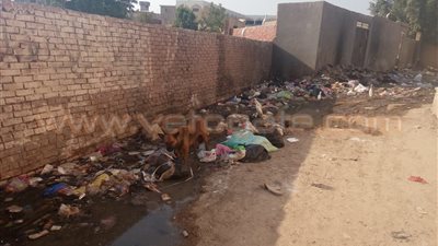 بالفيديو.. مياه الصرف الصحي تهدد منازل ومقابر «أبو حماد» في الشرقية