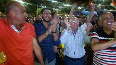 بالصور.. محافظ بورسعيد ينتفض مصفقا لصلاح بعد إحراز هدف فوز المنتخب