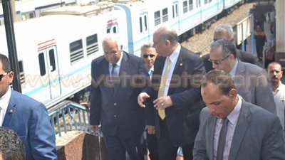 بالفيديو.. وزير النقل يطلق إشارة تشغيل قطار جديد بالخط الأول للمترو
