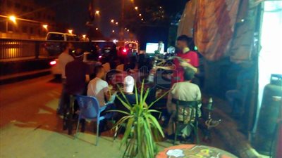 بالفيديو والصور.. سائقو الشاحنات يتوقفون لمتابعة هدف منتخب مصر