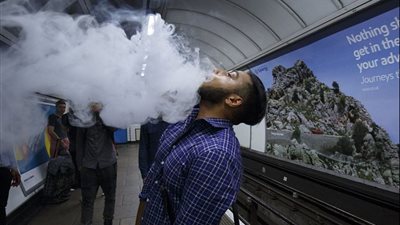 بالصور.. بريطانيا تحتفل بافتتاح أول خدمة ليلية في مترو لندن بـ«الخمور»