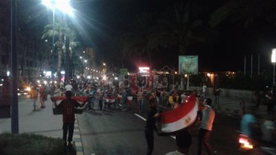 بالفيديو.. مسيرة للمشجعين تغلق طريق كورنيش الإسكندرية