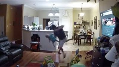 بالفيديو.. رد فعل أب لإنقاذ طفله يثير إعجاب الإنترنت