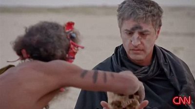 بالفيديو والصور.. مذيع يأكل مخا بشريا على الهواء