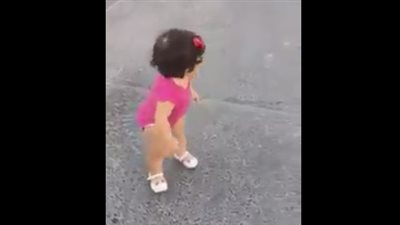 بالفيديو.. رد فعل طفلة لحظة استقبالها شقيقها