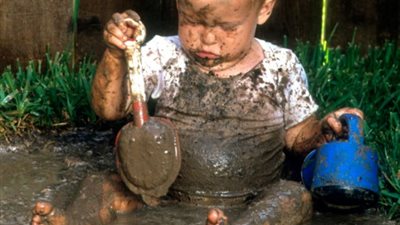 دراسة: اللعب في الطين يعزز من مناعة طفلك