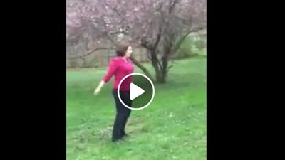 بالفيديو.. رد فعل فتاة لحظة سقوط والدتها بطريقة مروعة