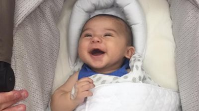 شاهد.. لقطة مؤثرة لطفل يحتضن شقيقه الرضيع قبل وفاته