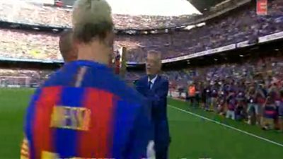 بالفيديو.. ميسي وإنيستا يرفعان درع «الليجا» قبل لقاء ريـال بيتيس