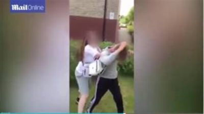 بالفيديو.. فتاتان تلقنان شابا «علقة ساخنة» لدفاعه عن مصاب بالتوحد