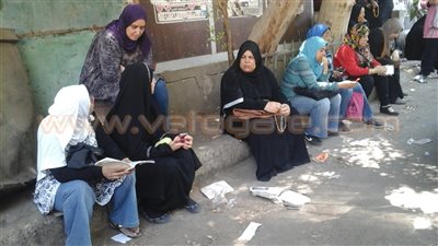 بالصور.. أولياء الأمور يفترشون الأرصفة أمام لجان الامتحانات بالهرم
