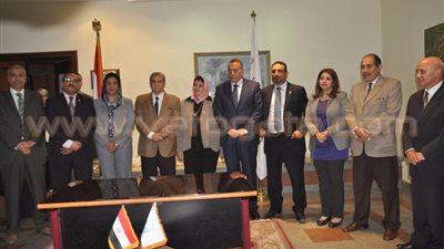 محافظ الجيزة يطالب أهالي إمبابة بعدم إلقاء القمامة في الشارع