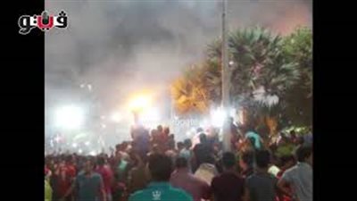 بالفيديو.. مشجعو المنتخب يضرمون النيران بدراجة بخارية في قنا