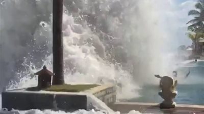 بالفيديو.. موجة تتسبب في مقتل سائحين ببالي