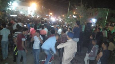 شباب القليوبية يطلقون ألعابا نارية احتفالا بتأهل مصر للمونديال