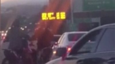 بالفيديو والصور.. عصابة دراجات نارية تحاصر سيارة على الطريق