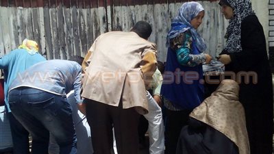 بالصور.. أولياء الأمور ينتطرون خروج أبنائهم من امتحان الكيمياء بالمنيا