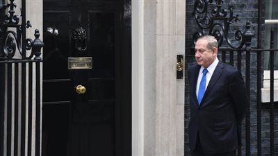 بالفيديو والصور.. تفاصيل إهانة نتنياهو لمدة 25 ثانية في بريطانيا