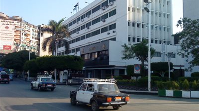 رئيس «المحلة» يلتقي سائقي وعمال النظافة لإقناعهم بفض الإضراب