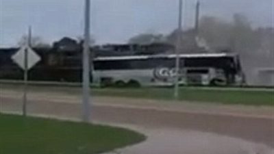 بالفيديو والصور.. قطار بضائع يصطدم بحافلة سياحية