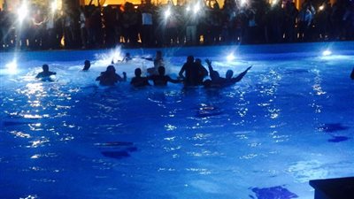 لاعبو المنتخب يقفزون في حمام سباحة فندق الإقامة احتفالا بالتأهل