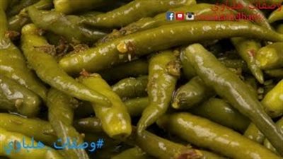 بالفيديو.. أسرع طريقة لعمل مخلل الفلفل الأخضر الحار