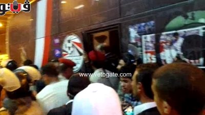 بالفيديو.. الجماهير تحاصر حافلة المنتخب احتفالا بالتأهل للمونديال