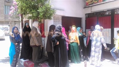 بالصور.. القلق يسيطر على أولياء أمور طلاب صفية زغلول بالزيتون