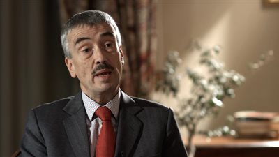 سفير بريطانيا لدى ليبيا يصل مطار القاهرة