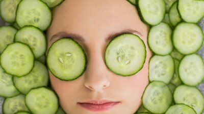 الخيار يمنح البشرة النضارة ويعالج حروق الشمس