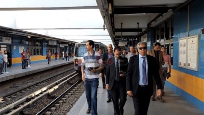 مدير شرطة النقل يتفقد الخدمات الأمنية بمحطات المترو