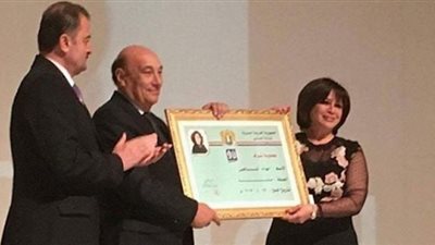 بوسي شلبي تهنئ إلهام شاهين بعد تكريمها في عيد الفن بسوريا