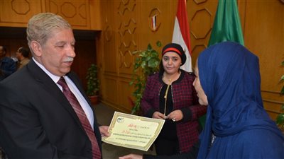 بالفيديو.. محافظ الإسماعيلية يسلم أمًا جهاز نجلتها العروس