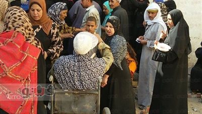 بالصور.. «خناقة عواجيز» على منافذ توزيع السكر بالشرقية