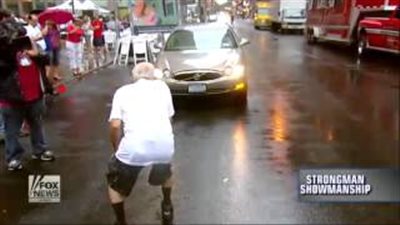 بالفيديو.. عجوز «91 عامًا» من عمره يسحب سيارة بفمه